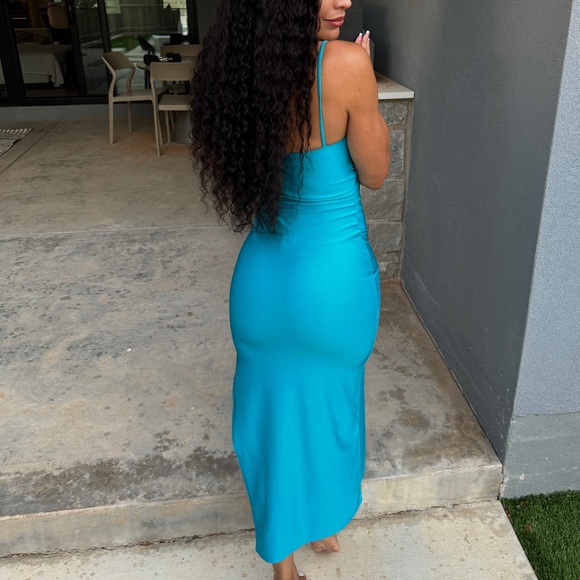 ⭐️⭐️ #038 (turquoise slinky dress) - Picture 2 of 3